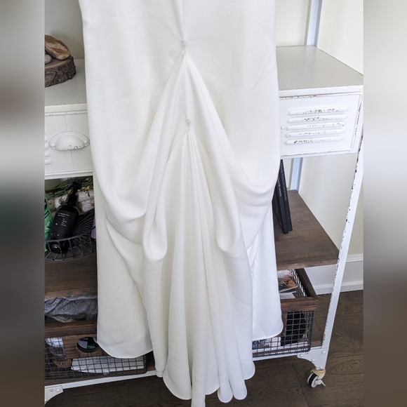 Elegant White Wedding Gown - Picture 15 of 16